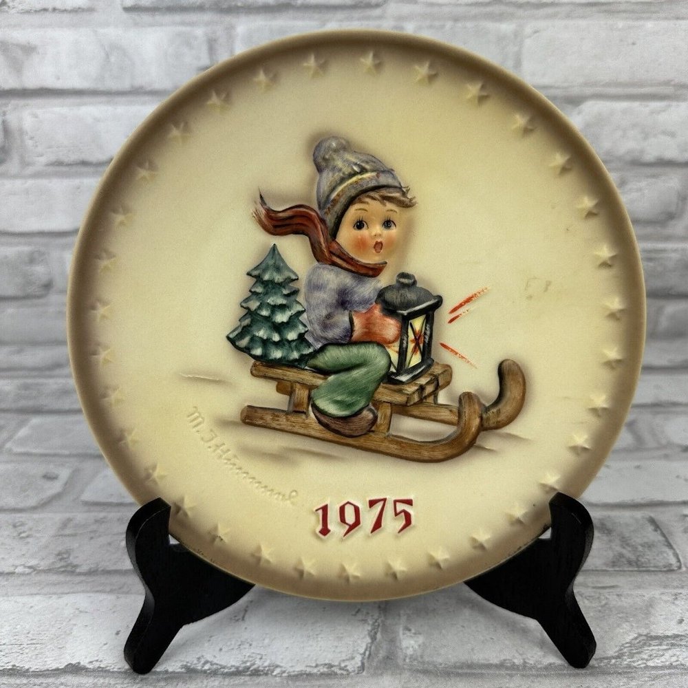 Hummel 1975 Annual Plate Sledding No 268 Goebel Germany 7.5 Inches